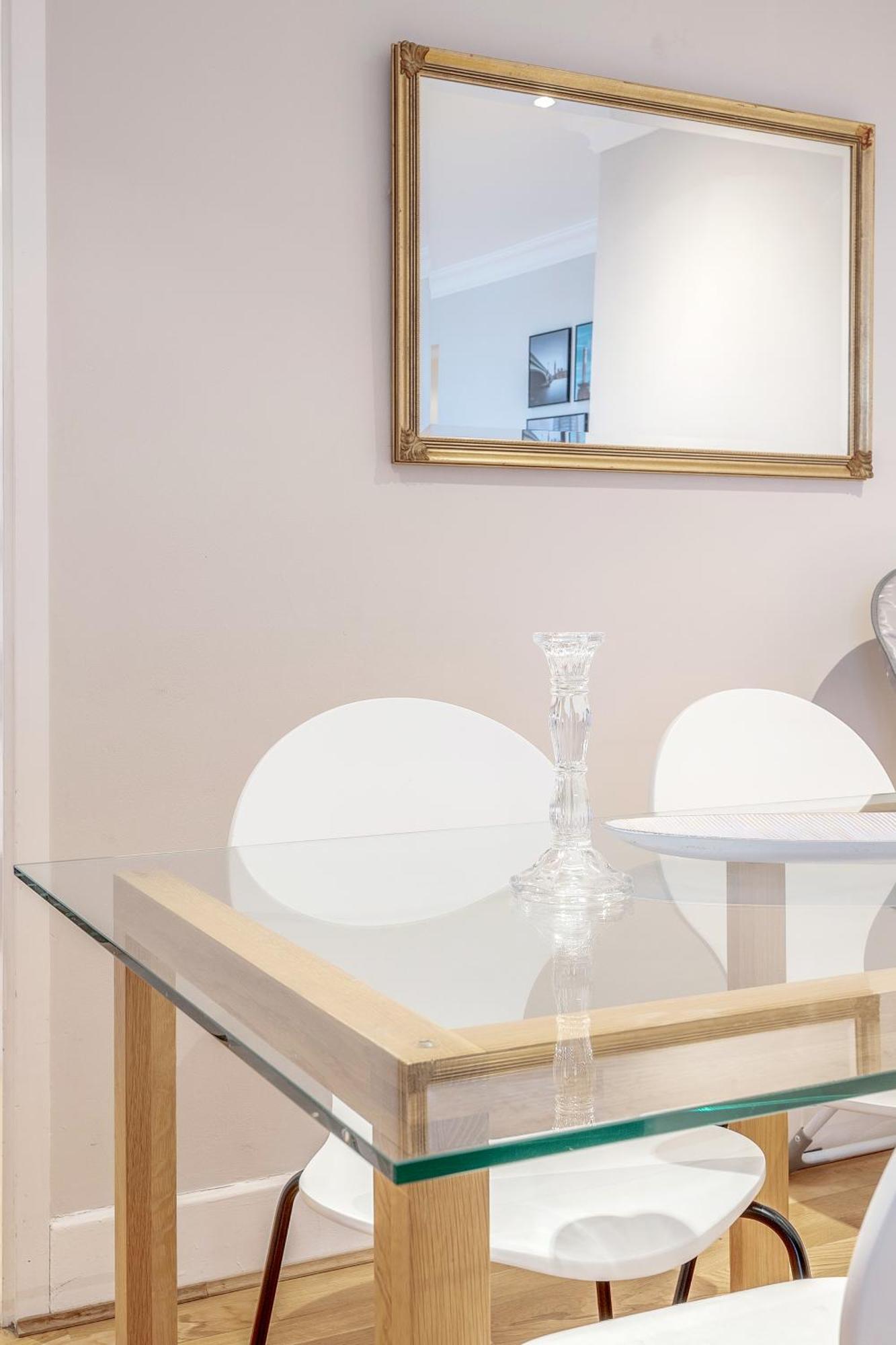 Apartment Stunning Flat On King's Road, Chelsea With Balcony *