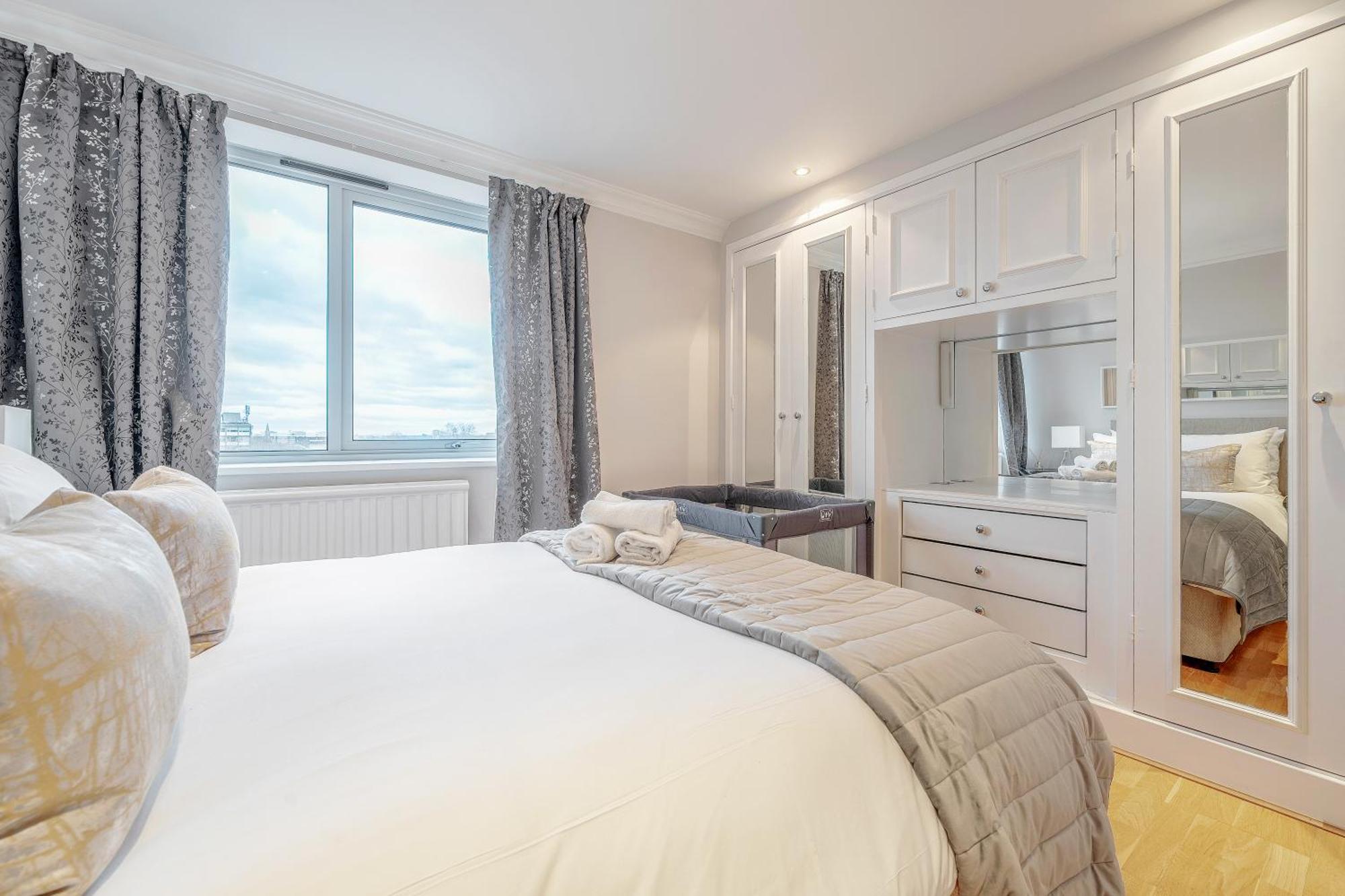 Stunning Flat On King's Road, Chelsea With Balcony *