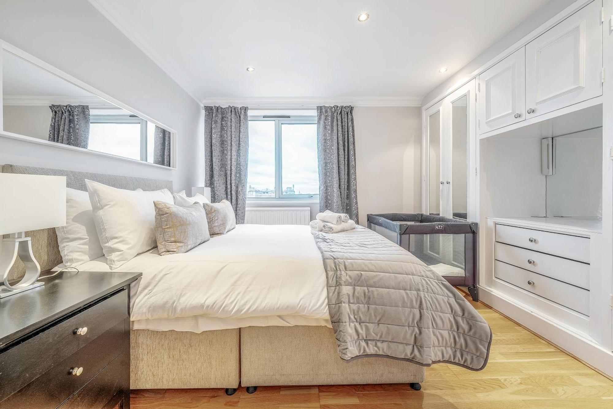 Stunning Flat On King's Road, Chelsea With Balcony Apartment