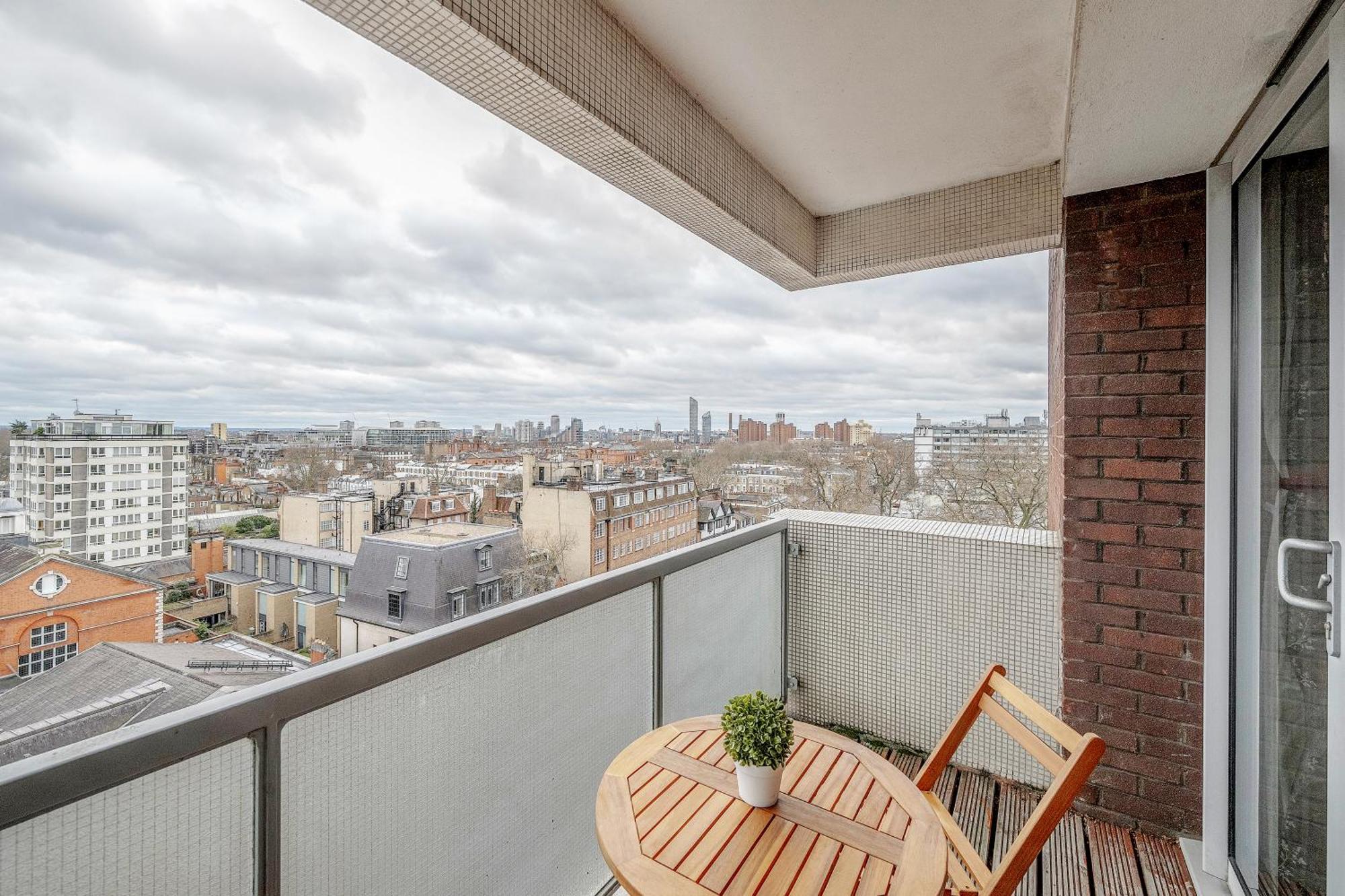 Stunning Flat On King's Road, Chelsea With Balcony *